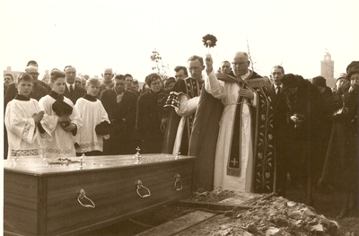 501363 Zegening van de kist door pastoor Zwagemakers, 19-02-1960