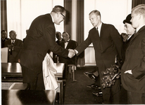 501378 Wethouder J. Bierings feliciteert de heer Notermans jr, 30-05-1968