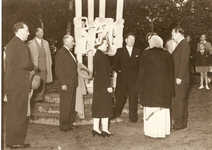 501443 Mevrouw Ra'ana Liaquat Ali Khan bij haar bezoek aan het Joe Mann monument, 21-06-1957
