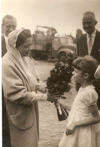 501446 Het aanbieden van bloemen aan Ambasadrice Mevrouw Ra 'ana , 21-06-1957