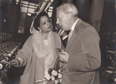 501458 Ambasadrice Mevrouw Ra 'ana Liaquat Ali Khan bij haar bezoek aan Tricotagefabriek Tricobest, 21-06-1957