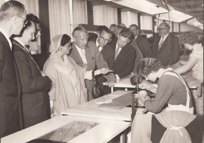 501459 Ambasadrice Mevrouw Ra 'ana Liaquat Ali Khan bij haar bezoek aan Tricotagefabriek Tricobest, 21-06-1957