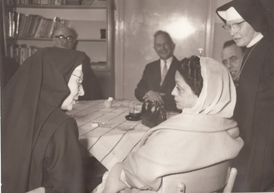 501461 Ambasadrice Mevrouw Ra 'ana Liaquat Ali Khan bij haar bezoek aan de Heilig Hart meisjesschool, 21-06-1957