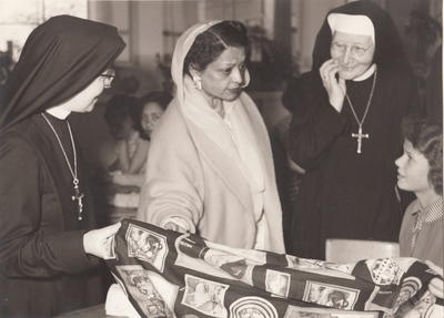 501460 Ambasadrice Mevrouw Ra 'ana Liaquat Ali Khan bij haar bezoek aan de Heilig Hart meisjesschool, 21-06-1957