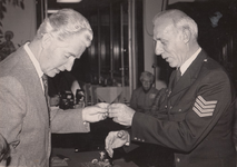 501473 Burgemeester De Leeuw met Theo Reijers , 1960