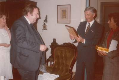 501502 Commissaris de Koninging Mr. A. van Agt op bezoek bij Pastoor H. Maas, 1985