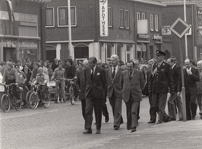 501510 Z.K.H. Prins Claus von Amsberg wandelt door de Hoofdstraat, 29-04-1980
