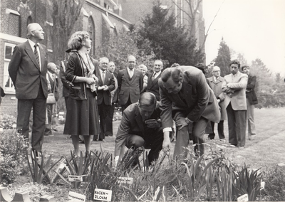 501511 Z.K.H. Prins Claus von Amsberg en Pastoor H. Maas tijdens de opening van de Odulphushof, 29-04-1980
