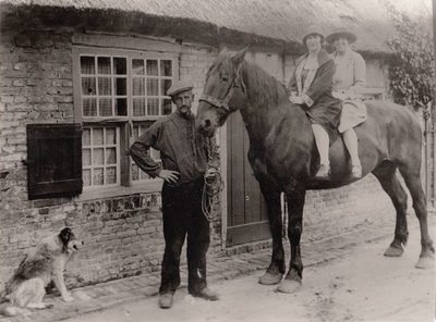 501525 Doi Merks met 2 onbekende dames op het paard, 1936