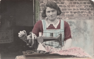 501587 Kee van Kollenburg aan het handnaaimachine, 1930 - 1940