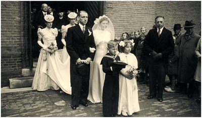 180044 Het huwelijk van Charles Rigô en Marie-Louise C.G.Y. Smitz : het bruidspaar en de genodigden komen de kerk uit, ...