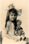 180049 Marie-Louise C.G.Y. Smitz met pop, 16-08-1923