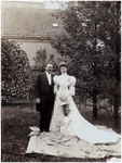 180073 Het huwelijk van Gerardus Josephus van den Dungen en Cornelia Anna Maria Sopers: huwelijksfoto in de tuin, 01-05-1906