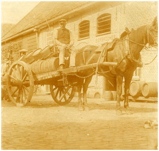 180131 Het vervoeren van bier van bierbrouwerij De Kroon met paard en wagen, 1905 - 1915