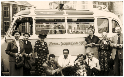 180142 Een bezoek aan Parijs met de dames Hoendervanger : Paula en Louisje Koch v. Thiel (links) voor de bus, 1955