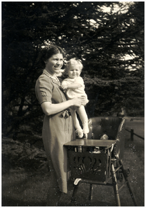 180145 Louise Koch-van Thiel Coovels met Brunhilde Koch bij een kinderstoel, 28-08-1941