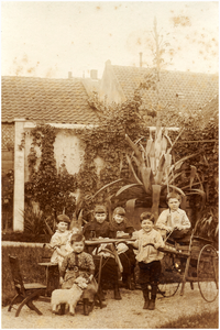 180232 De kinderen van familie Coovels-Smits spelen met de bokkenwagen: v.l.n.r. Paulina Francisca Maria Coovels ...