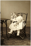 180276 Ludovica Josepha Joanna Maria van Thiel (Louise) met pop, 20-07-1911