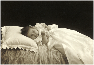 180286 Doop van Ludovica Josepha Joanna Maria van Thiel (Louise): Louise in haar doopjurk, 10-06-1910 - 11-06-1910