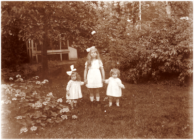 180293 V.l.n.r. Suzanne, Ludovica Josepha Joanna Maria (Louise) en Yvonne van Thiel in de tuin, 1913 - 1920