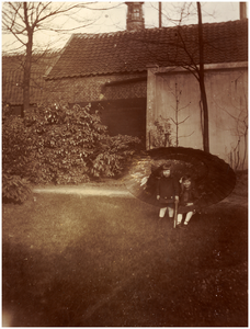 180296 Suzanne en Ludovica Josepha Joanna Maria van Thiel (Louise) (rechts) onder een parasol in de tuin, 1913 - 1920