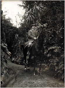 180336 Het rijden op het paard door Gerardus Josephus Johannes Maria Coovels door de tuin van de familie Smits, 1911