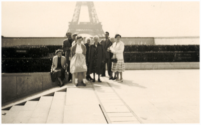 180352 Een bezoek aan Parijs met de dames Hoendervanger: v.l.n.r.: Dhr. Rogier, Mevr. Rogier, Isserief dames, Paula en ...