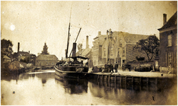180379 Oude haven gezien vanaf de Kanaaldijk N. W. met op de achtergrond de watermolen, 1879 - 1884