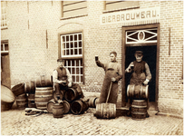 180386 Het proosten door medewerkers van Bierbrouwerij Smits voor de deur van de brouwerij, z.j.