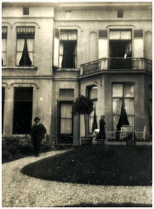 180401 Markt: Het huis Bogaers, op het tuinpad Gerard Coovels, 1925