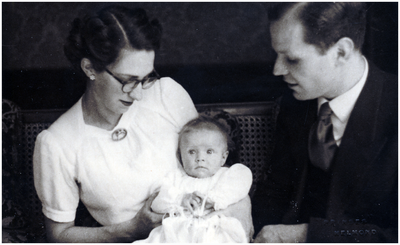 180510 Clémentine van Thiel-van Ogtrop met dochter, baby Machteld en man Dirk van Thiel, 03-05-1943