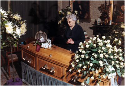 180527 Het afscheid nemen van Paula Coovels die in haar doodskist ligt opgebaard in de woonkamer, 10-12-1970
