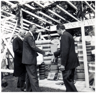 180569 Het bezoek van Prins Bernhard aan de Industrie-show met Burgemeester Moons en Prins Bernhard, 07-09-1949