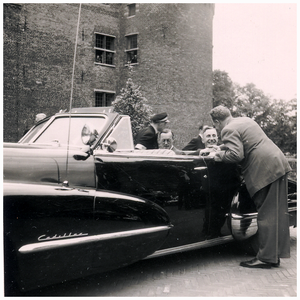 180574 Het bezoek van Prins Bernhard aan de Industrie-show met in de auto Prins Bernhard, 07-09-1949