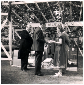 180575 Het bezoek van Prins Bernhard aan de Industrie-show met links Burgemeester Moons en Prins Bernhard, 07-09-1949