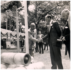 180576 Het bezoek van Prins Bernhard aan de Industrie-show met Burgemeester Moons en Prins Bernhard, 07-09-1949