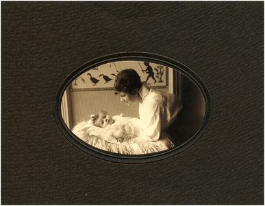 180609 Het verzorgen van de baby Paul van Thiel door Johanna Petronella Henrica Maria van Thiel-Coovels (Jo), 18-09-1916