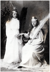 180632 Palmpasen: twee dames gekleed in witte gewaden, z.j.