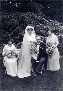 180675 Huwelijk van Mia Bogaers met Mr.Dr. Jan van Best. De bruidsmeisjes zijn: Matthea Ballings (links) en Paulina ...