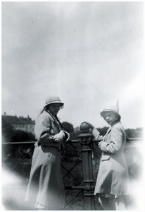 180684 Het vieren van een vakantie : Marie-Louise Smitz (Louise) (links), 06-1935