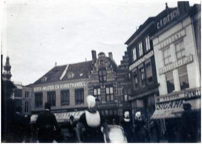 180761 Markt in Middelburg met de sigarenwinkel van C.F. Diesch, 13-04-1881