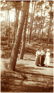 180770 Het wandelen in het Zeisterbos (park) met v.l.n.r.: Adèle en Marguerite de Charro en Louise of Paula Coovels, 06-1918