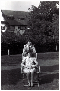 180818 Yvonne en Suzanne van Thiel, 1925 - 1935