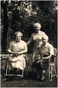 180829 Maria Anna Johanna Aldegonda (links), staande Paulina Francisca Maria (Paula) en Louisa Petronella Michaella ...