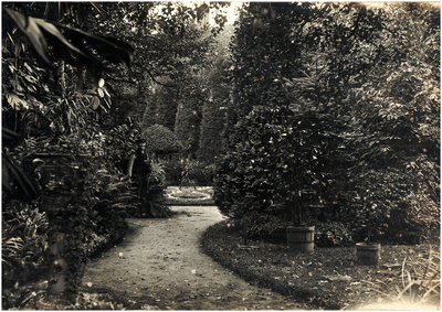 180913 De tuin van de Fam. Smits met achter in de tuinman Prinssen, z.j.