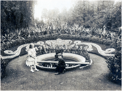 180924 Louisa Petronella Micheaella Henrica Maria Coovels met Gerardje (zoon van tuinman Prinssen) in de tuin van de ...