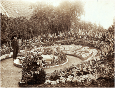 180936 Het tuinieren door tuinman Prinssen in de tuin van de Familie Smits, z.j.
