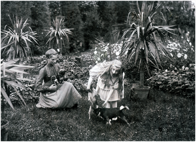 180940 Louisa Petronella Michaella Henrica Maria Coovels (Louise) (rechts) en een onbekende jonge dame spelen met jonge ...