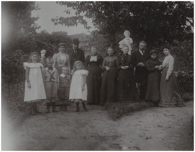 181057 Het bezoek van familie Coovels bij de familie Mommersteeg-Coovels. In de tuin staan: 1. Paulina Francisca Maria ...