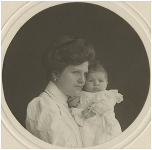 181099 Johanna Petronella Henrica Maria Coovels (Jo) en Ludovica Josepha Joanna Maria van Thiel (Louise), 1910